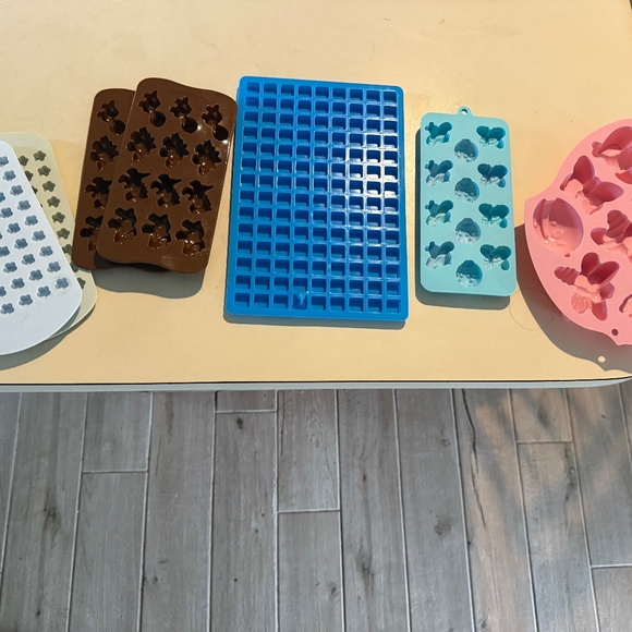 7 various silicone molds - Picture 1 of 6
